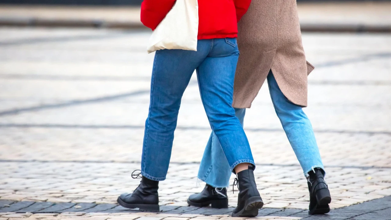 Dettaglio di persone che camminano a passo svelto dopo un pasto per il controllo del glucosio