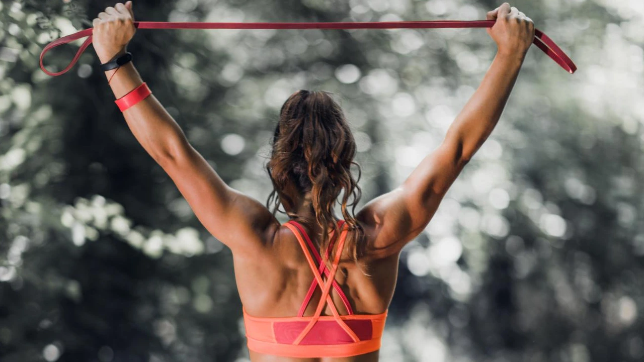 Reverse Snow Angel e 2 altri esercizi poco noti per una schiena bella e tonica senza andare in palestra