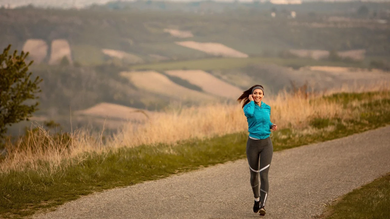 come iniziare a correre da zero - donna che corre su strada di campagna